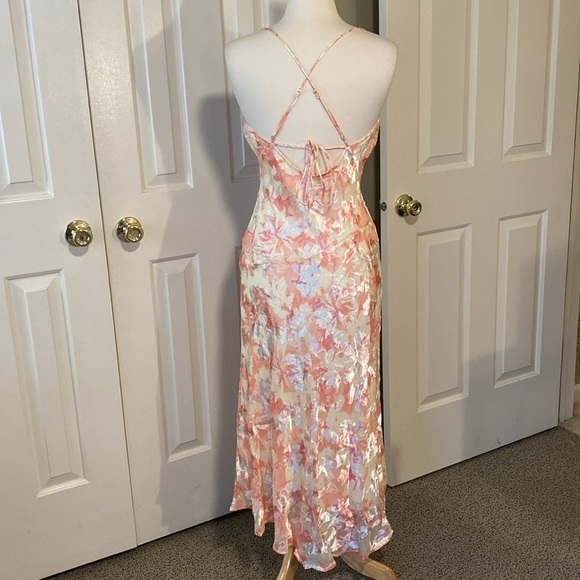 Astr Flowy Floral Dress Size Medium in Like New Condition - Picture 6 of 11